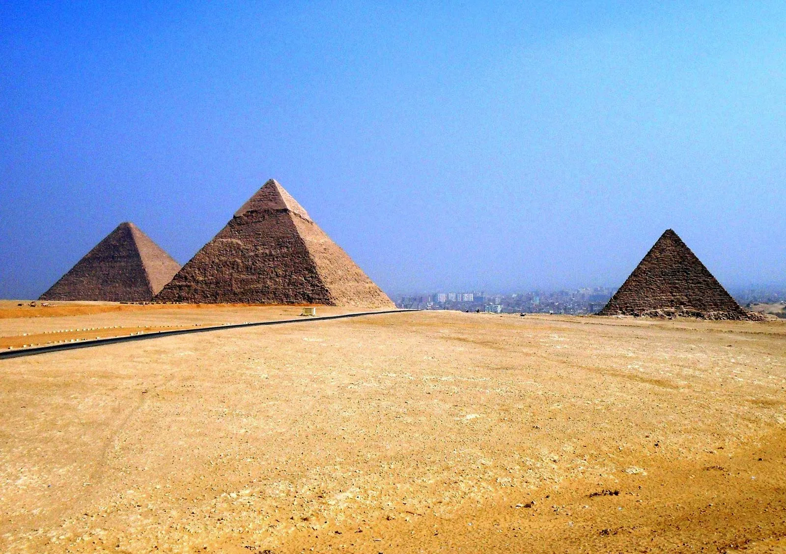 {"en":"Giza Pyramids"}