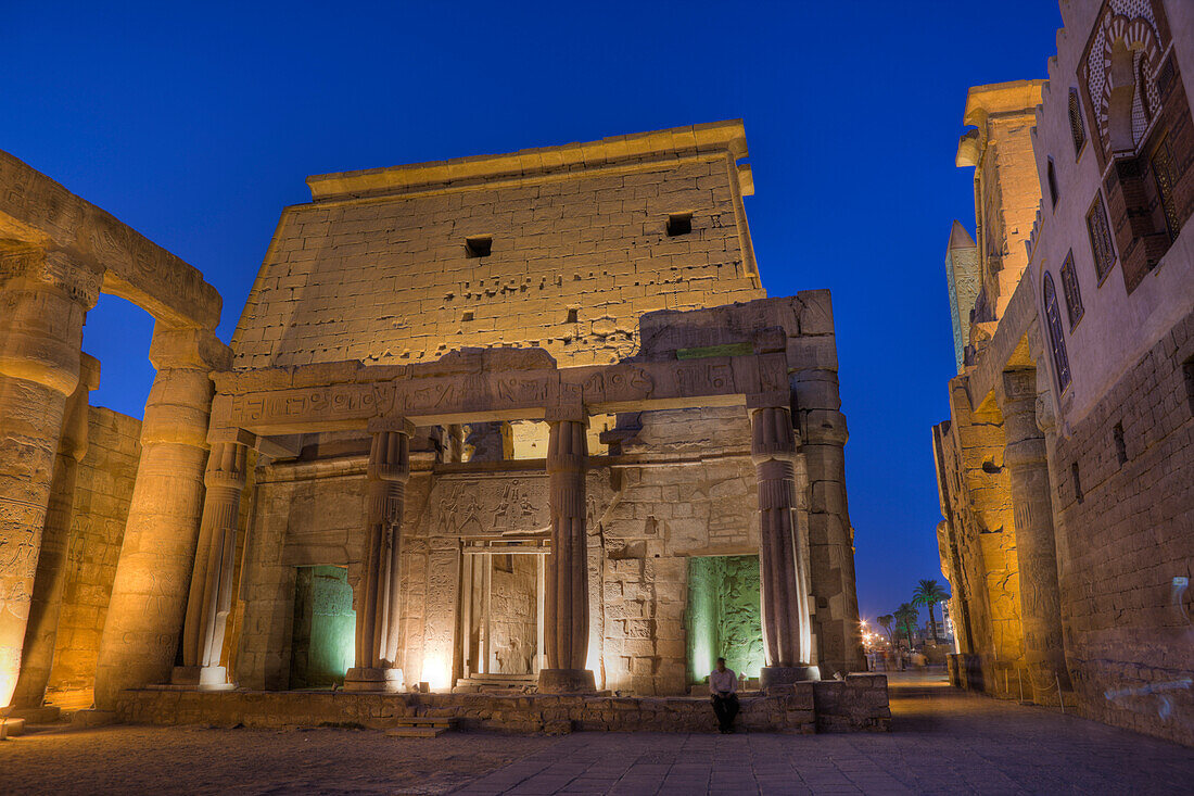 {"en":"Luxor Temple"}