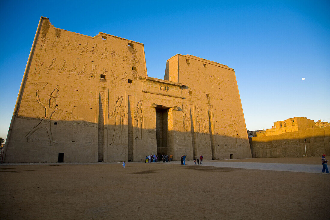 {"en":"Edfu Temple"}