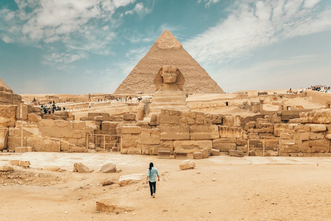 {"en":"Giza Pyramids and Sphinx"}