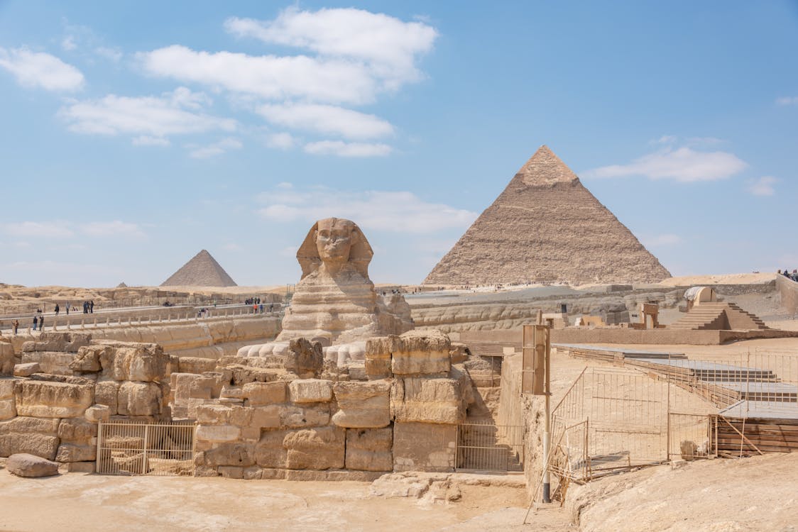 {"en":"Giza Pyramids and Sphinx"}