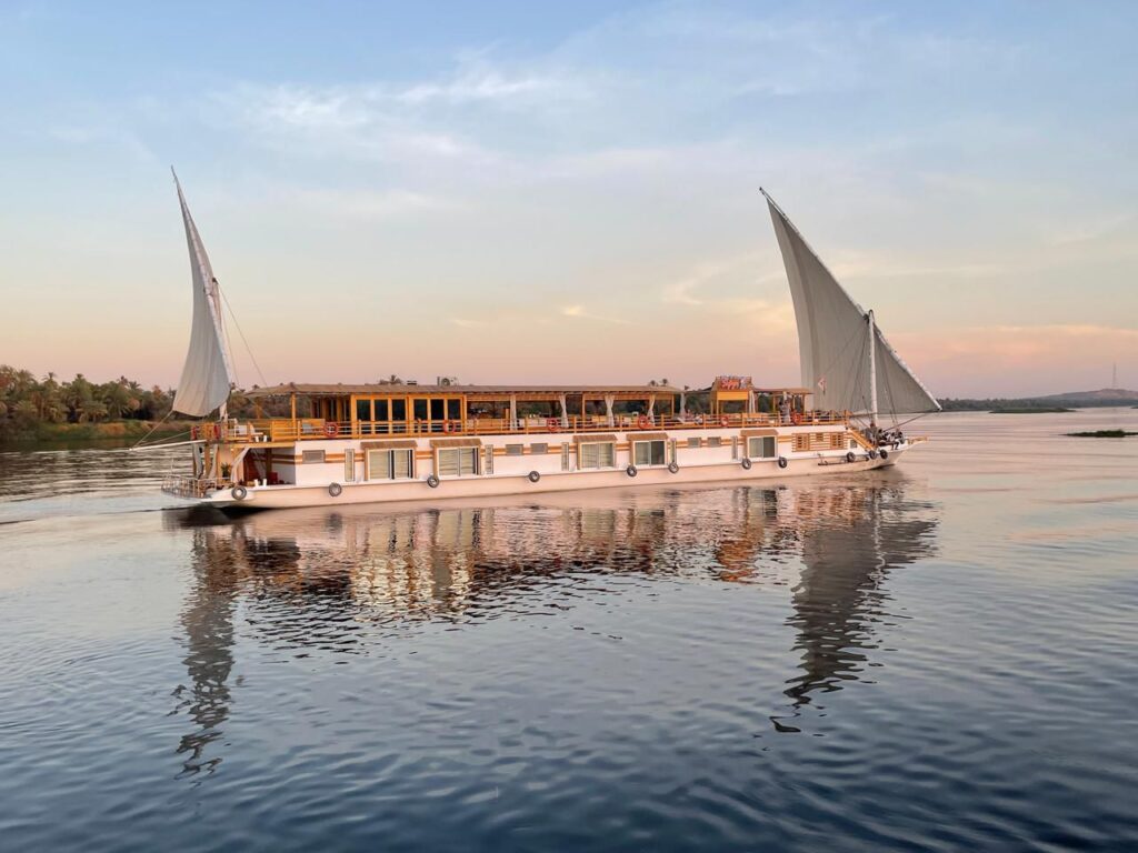 {"en":"dahabiya nile cruise"}