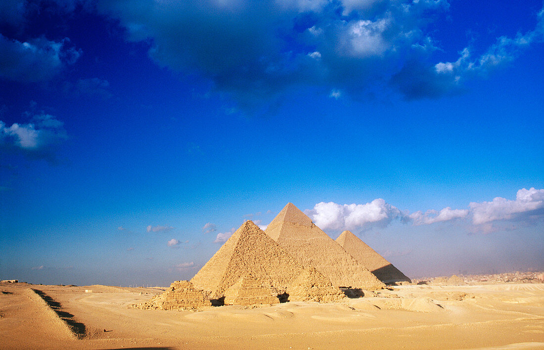 {"en":"giza pyramids"}