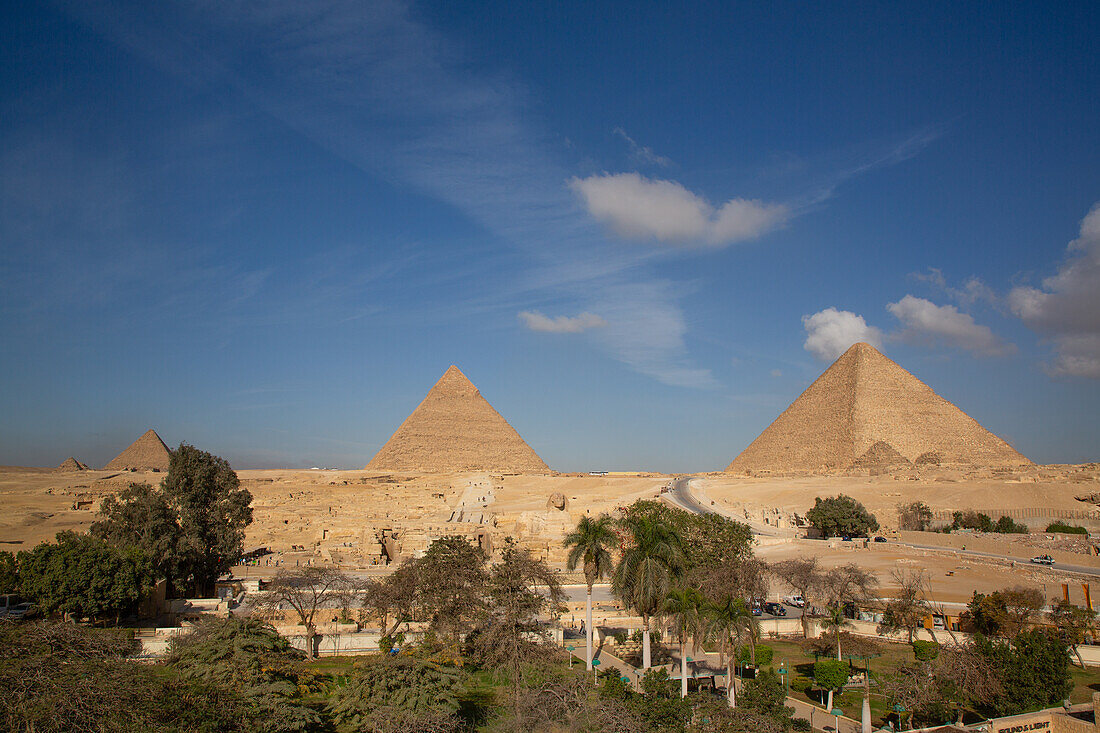 {"en":"giza pyramids"}