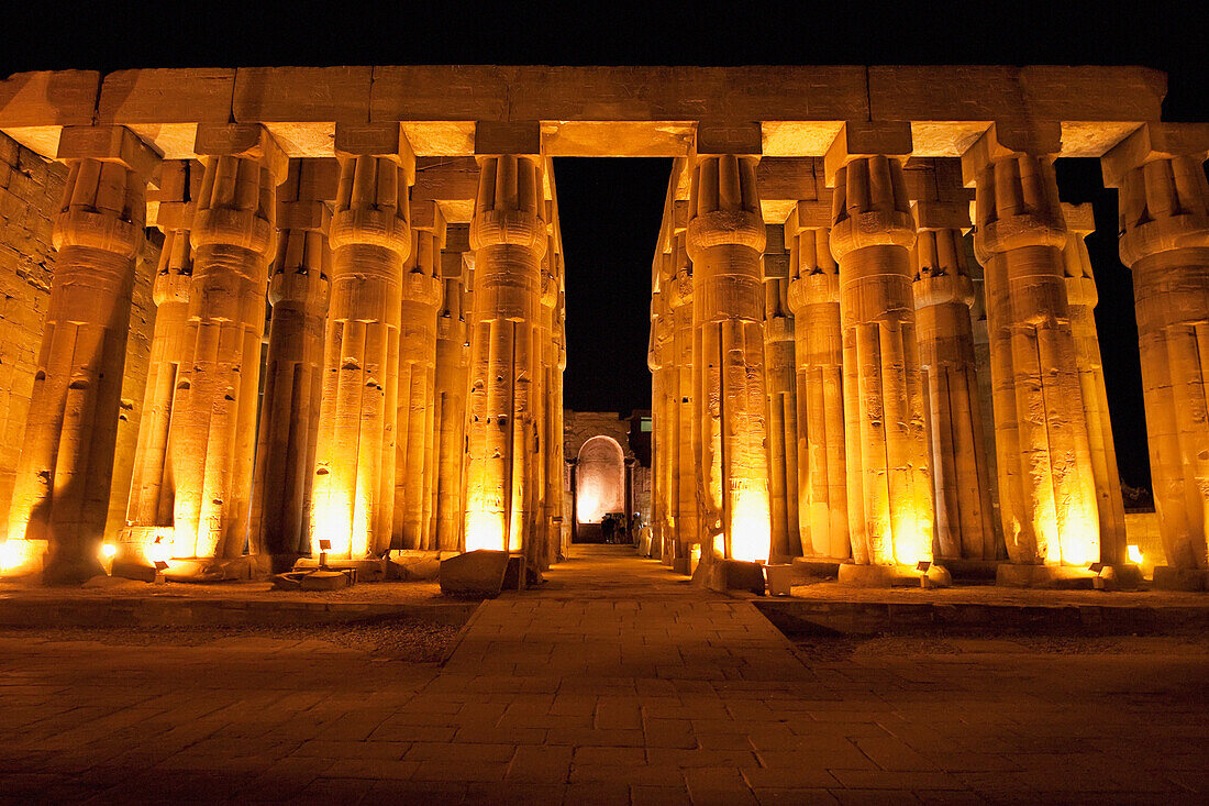 {"en":"luxor temple"}