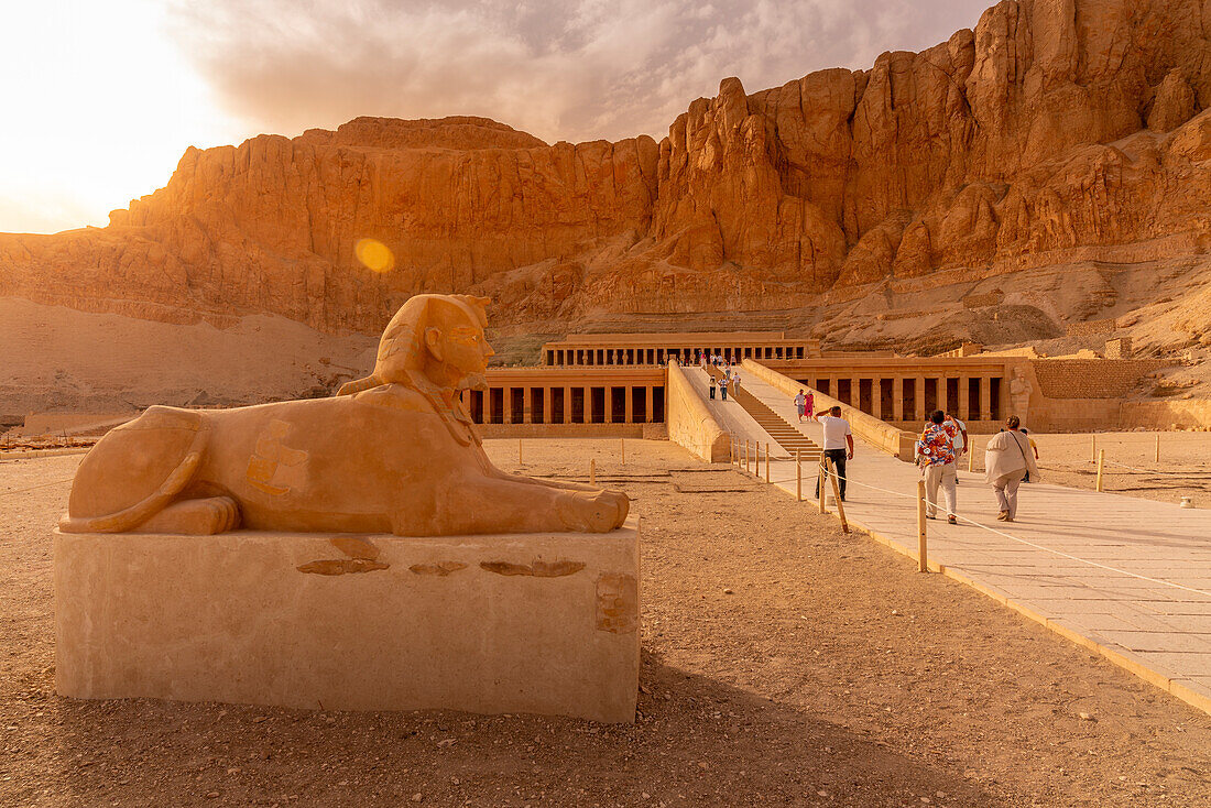 {"en":"hatshepsut temple"}