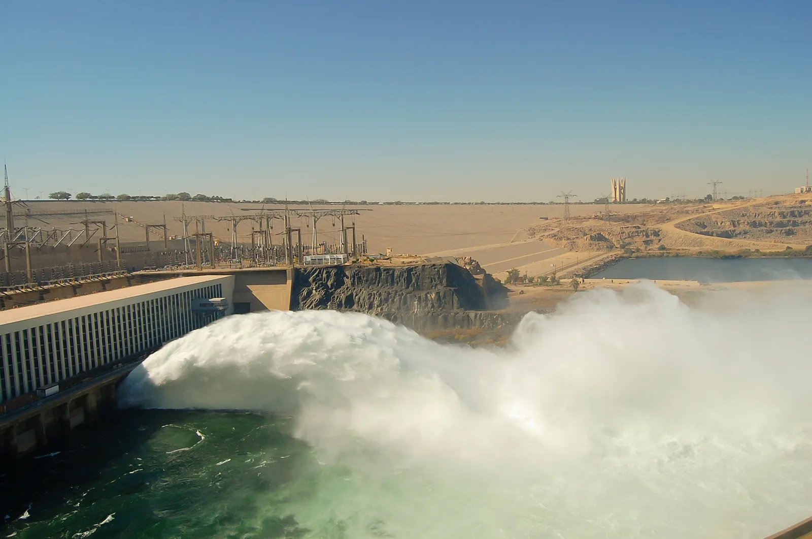 {"en":"aswan high dam"}