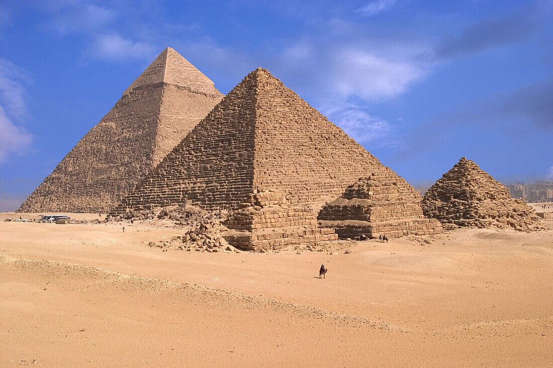 {"en":"giza pyramids"}