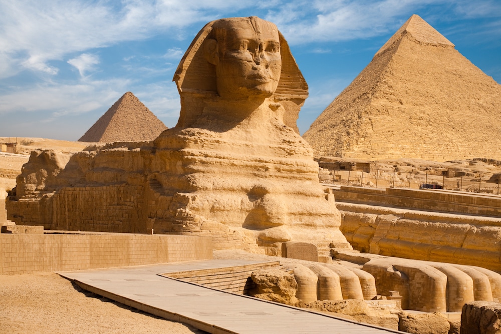 {"en":"the Great Sphinx of Giza and the Giza pyramids"}