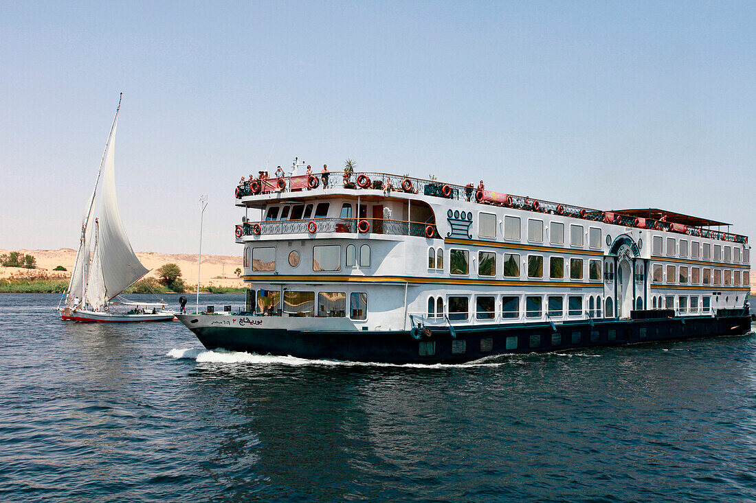 {"en":"nile cruise christmas"}