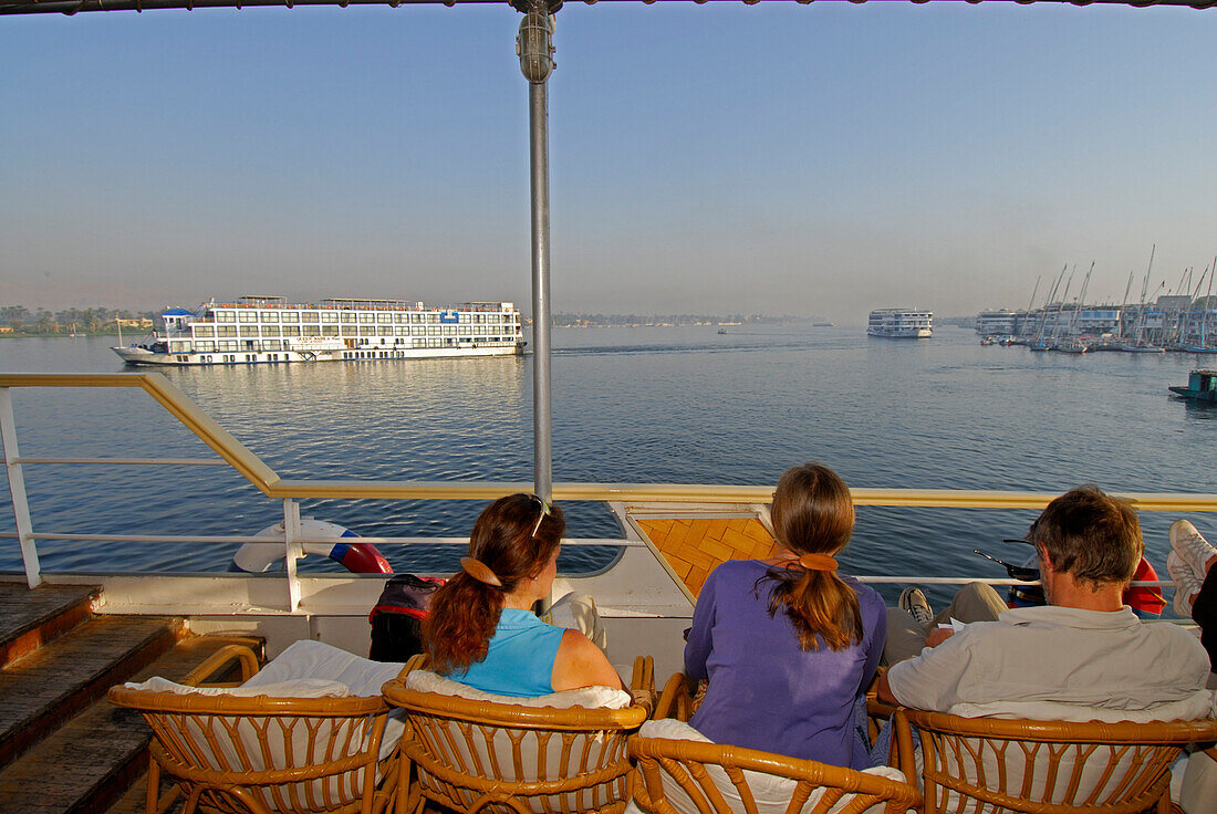 {"en":"nile cruise christmas"}