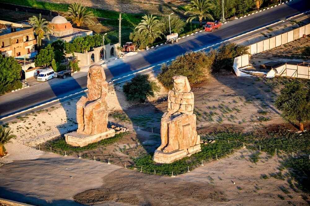 {"en":"colossi of memnon"}