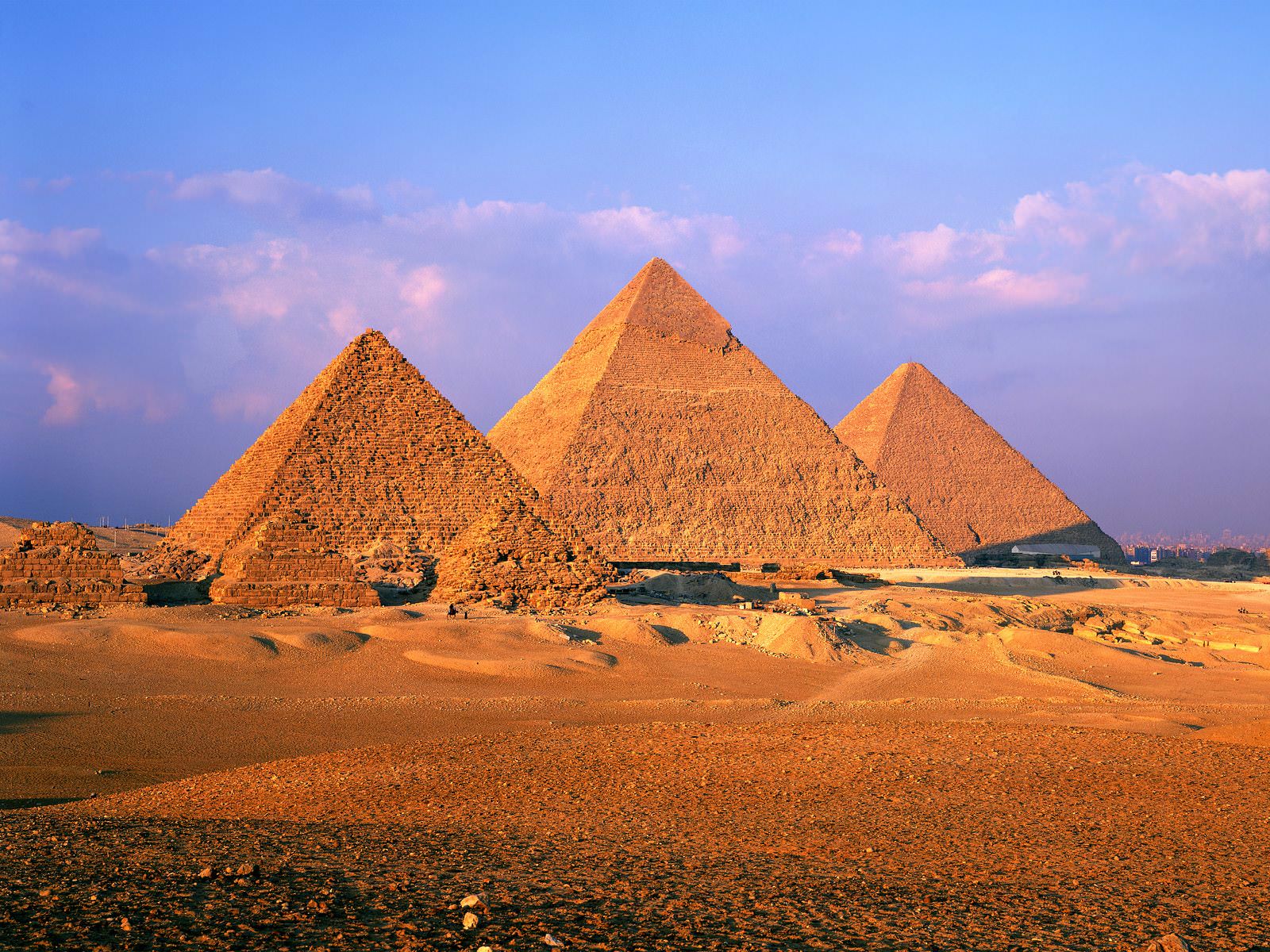 {"en":"Giza Pyramids"}