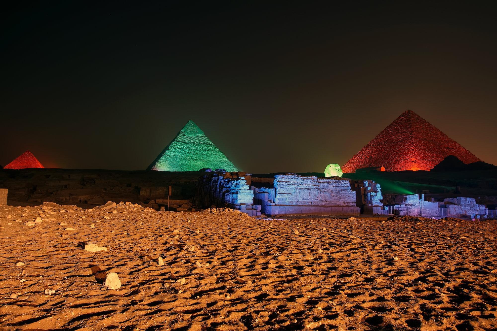 {"en":"Sound and light show pyramids"}