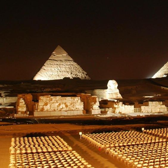 {"en":"Sound and light show pyramids"}