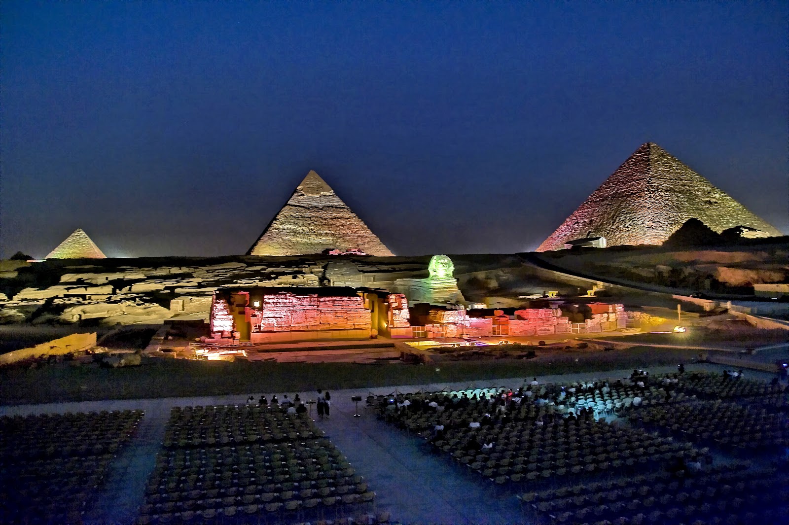 {"en":"Sound and light show pyramids"}