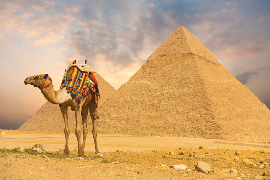 {"en":"the Great Pyramids of Giza"}