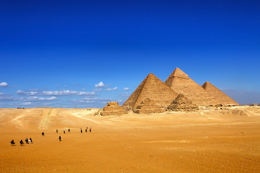 {"en":"giza pyramids"}