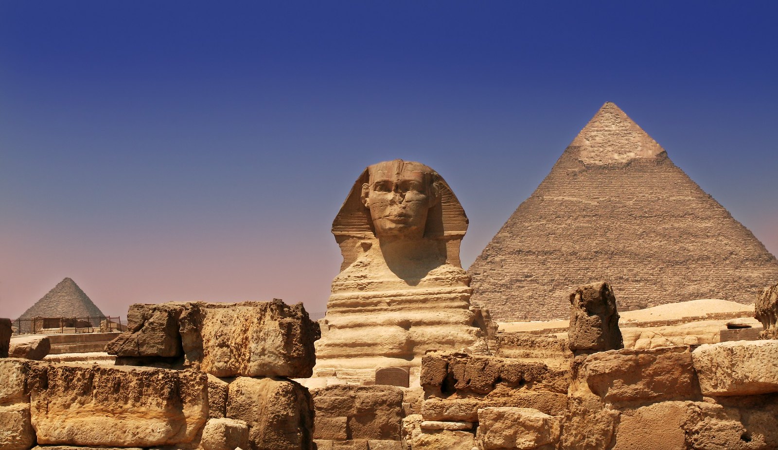 {"en":"giza pyramids"}