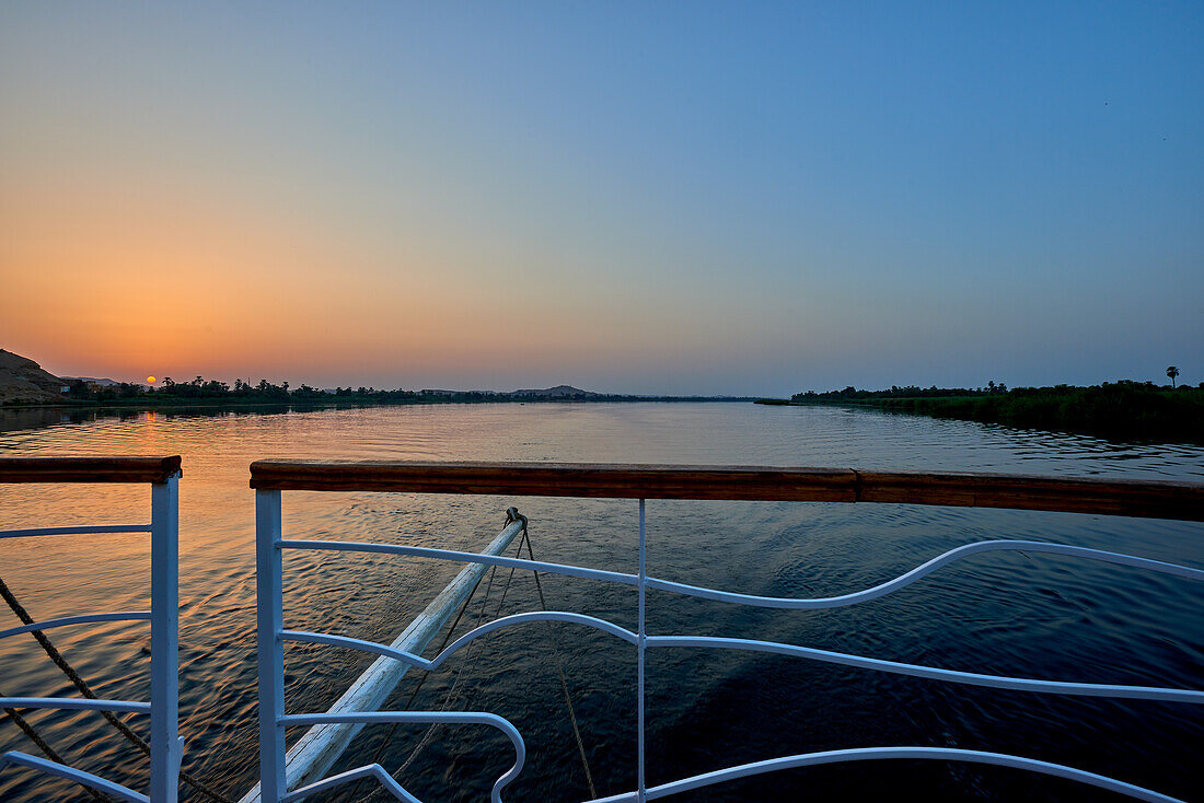 {"en":"nile cruise"}