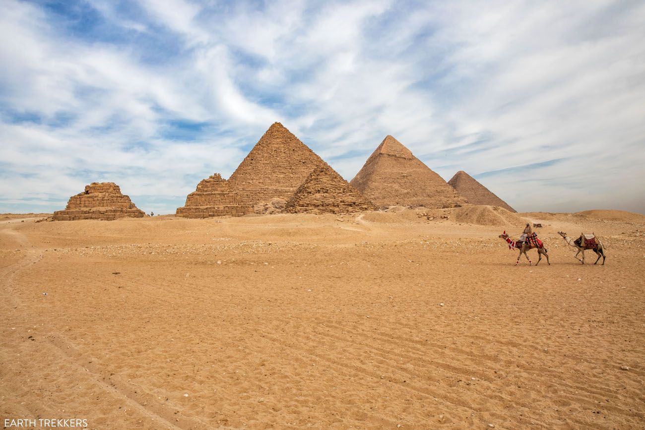 {"en":"the Great Pyramids of Giza"}