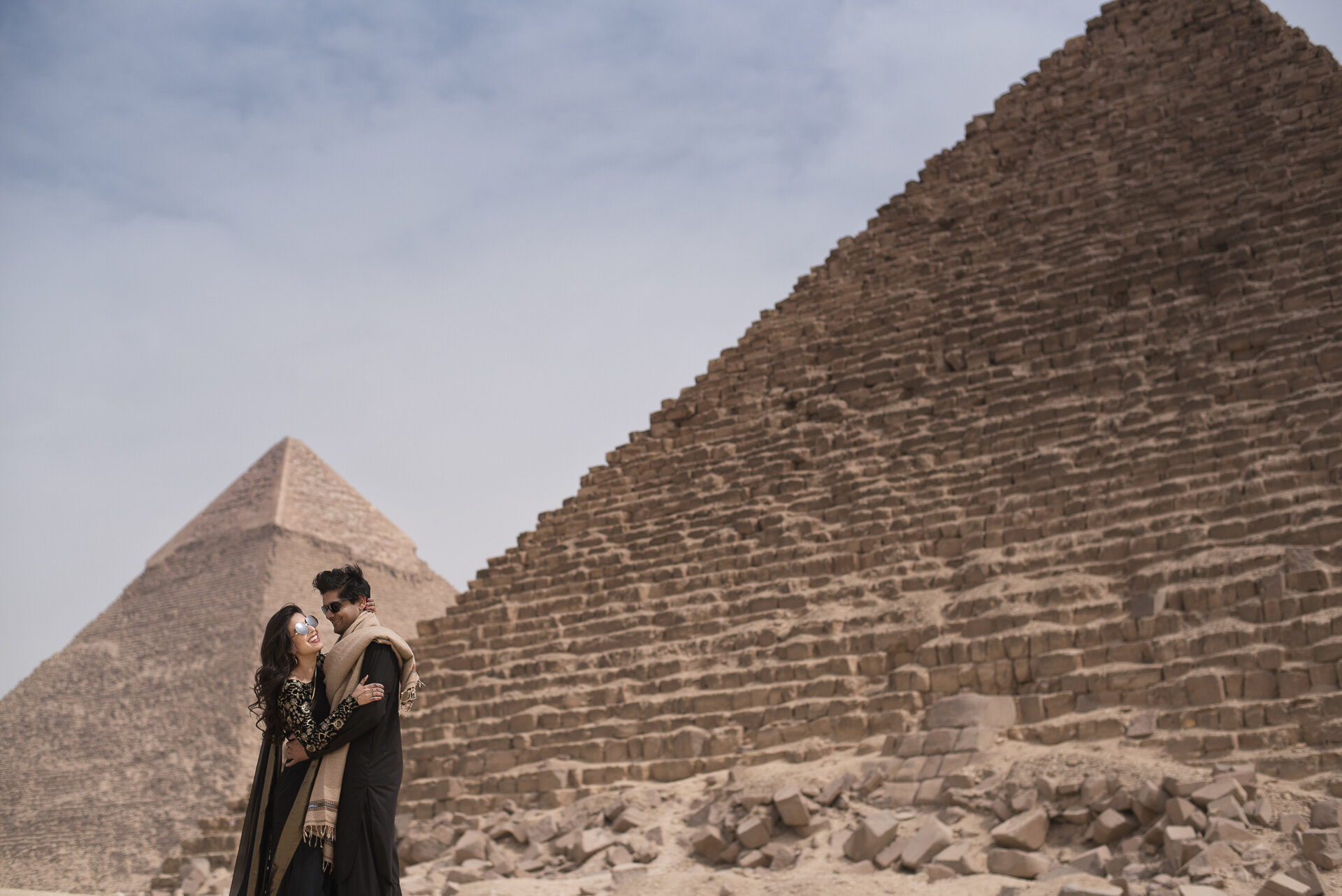 couple in giza pyramids