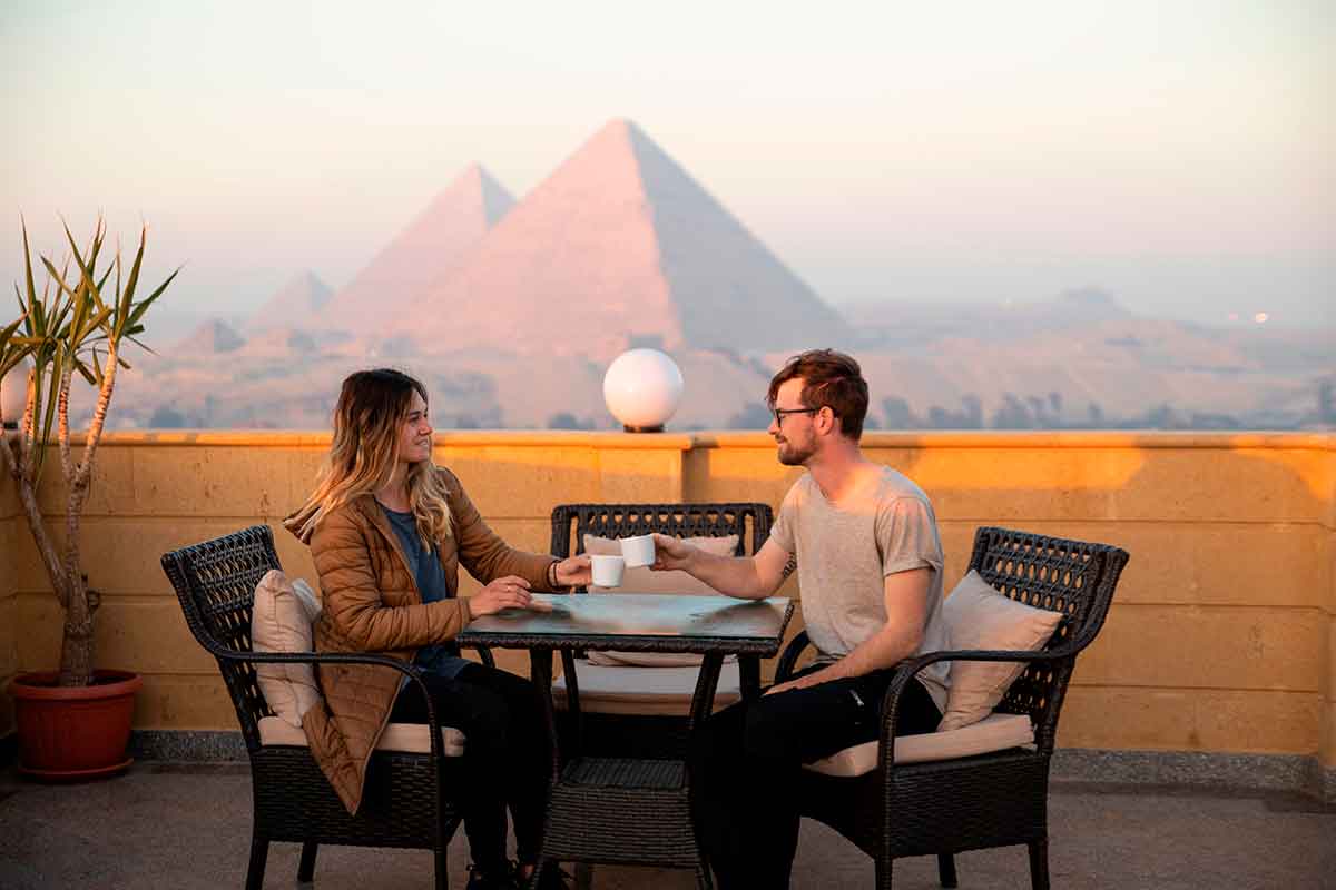 {"en":"couple in giza pyramids"}