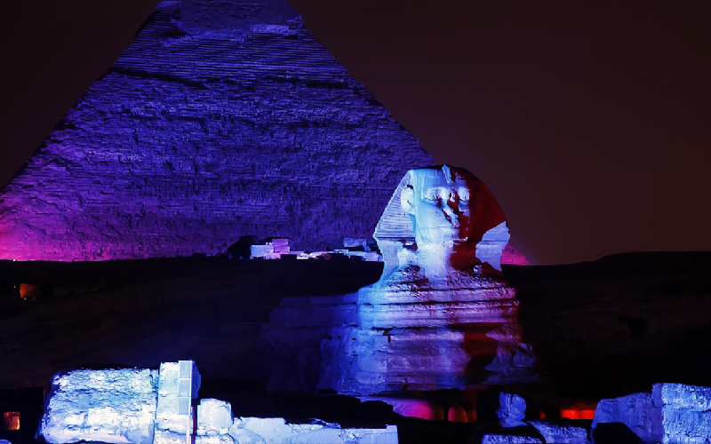 {"en":"sound and light show at giza pyramids"}