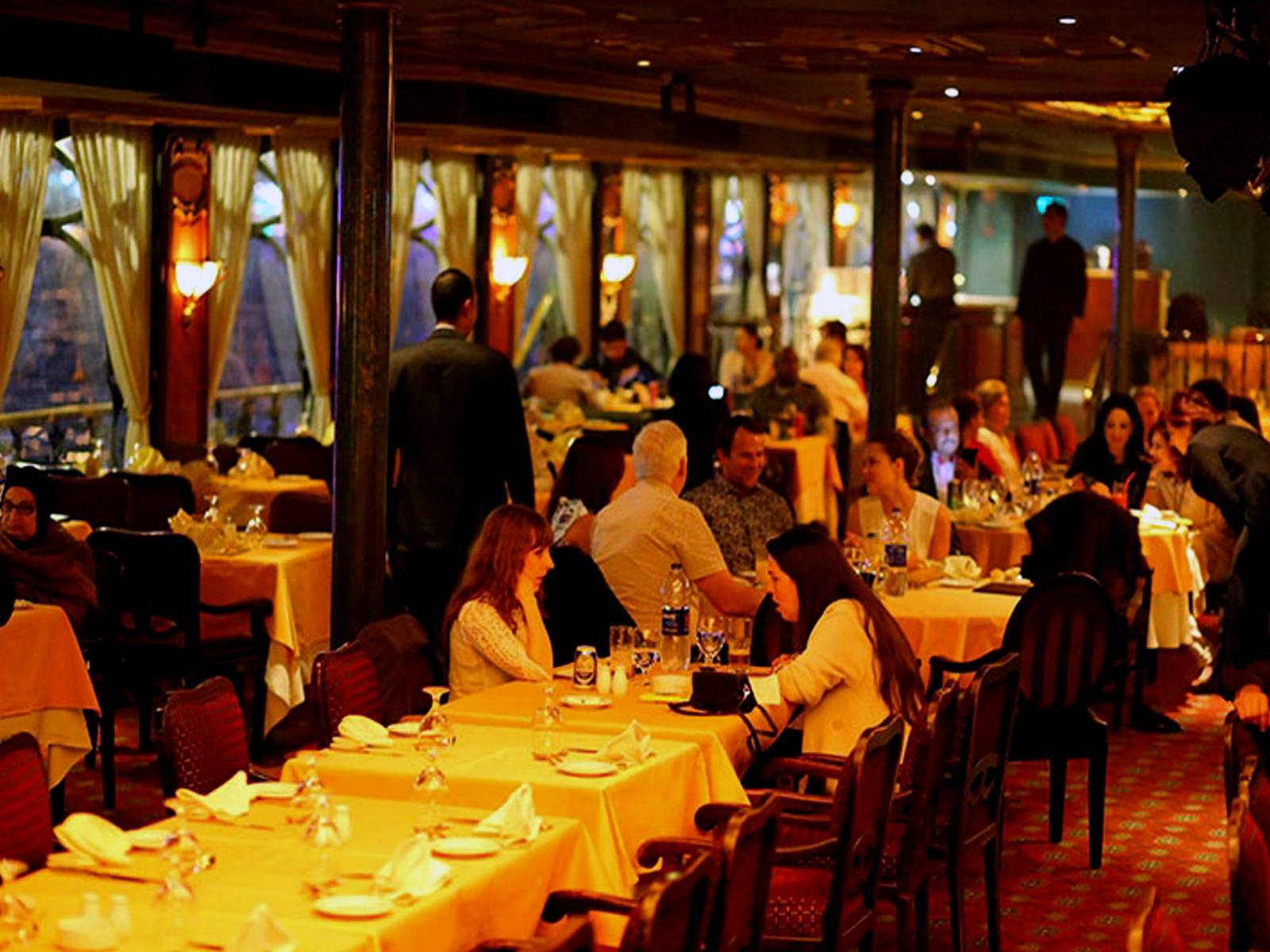 {"en":"dinner cruise on the Nile"}