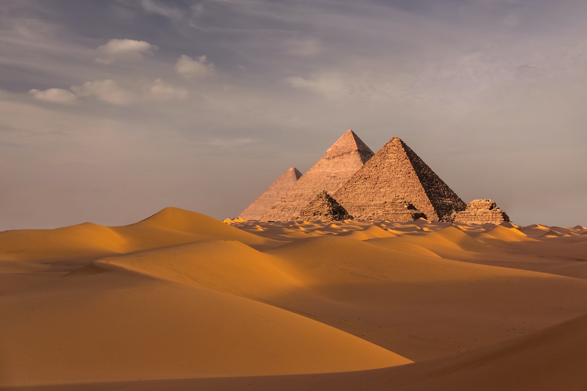 {"en":"the pyramids of Cairo"}