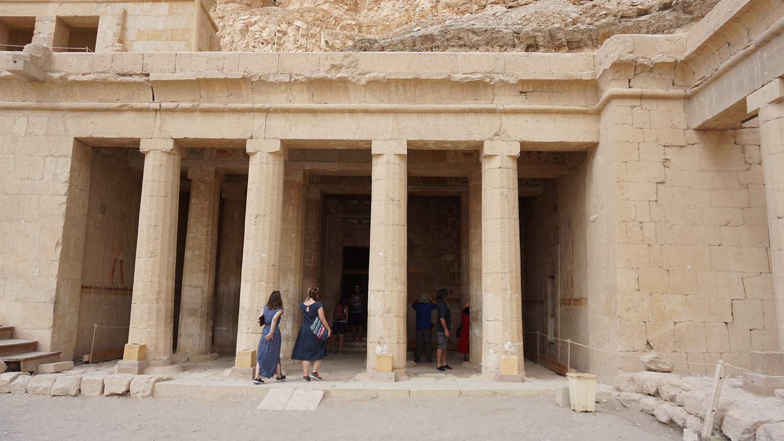 {"en":"the temple of Hatshepsut"}