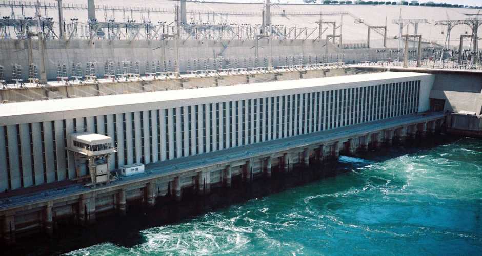 {"en":"the Huge High Dam"}