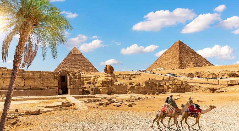 {"en":"the giza pyramids"}