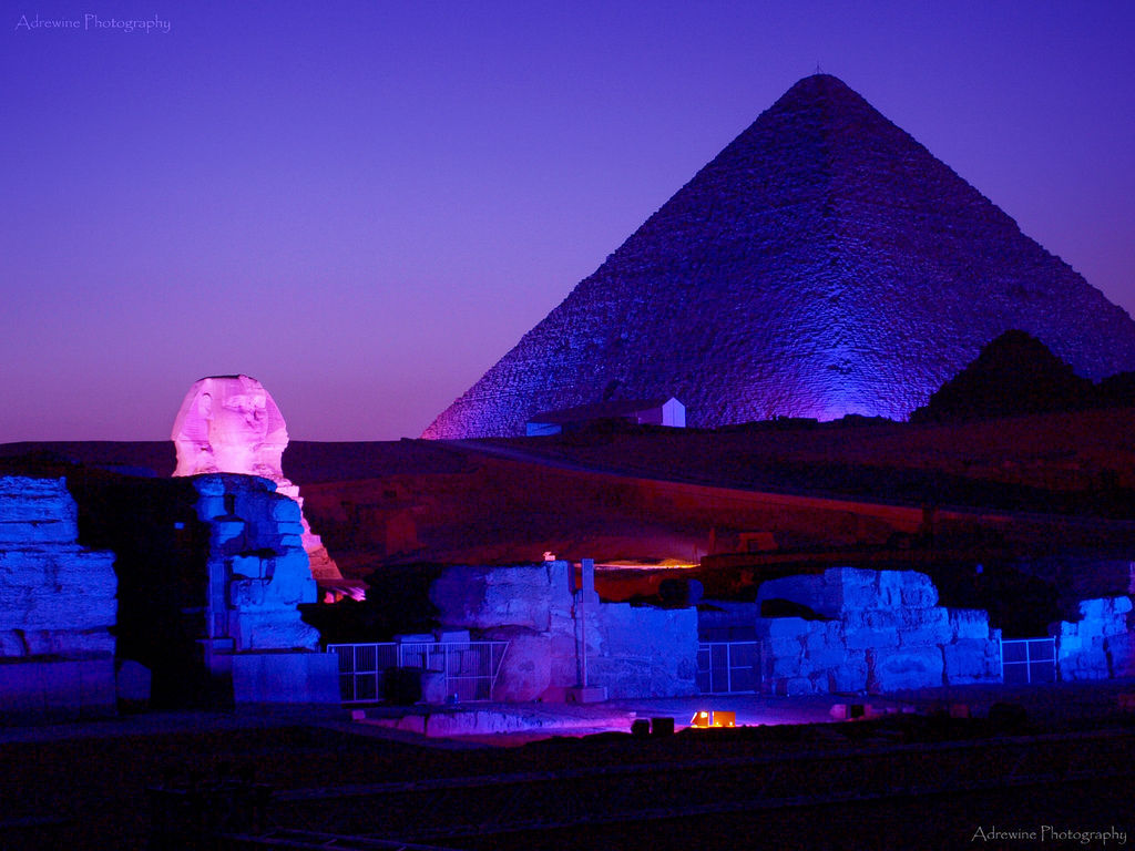 {"en":"the Sound and Light Show at the Giza Pyramids"}