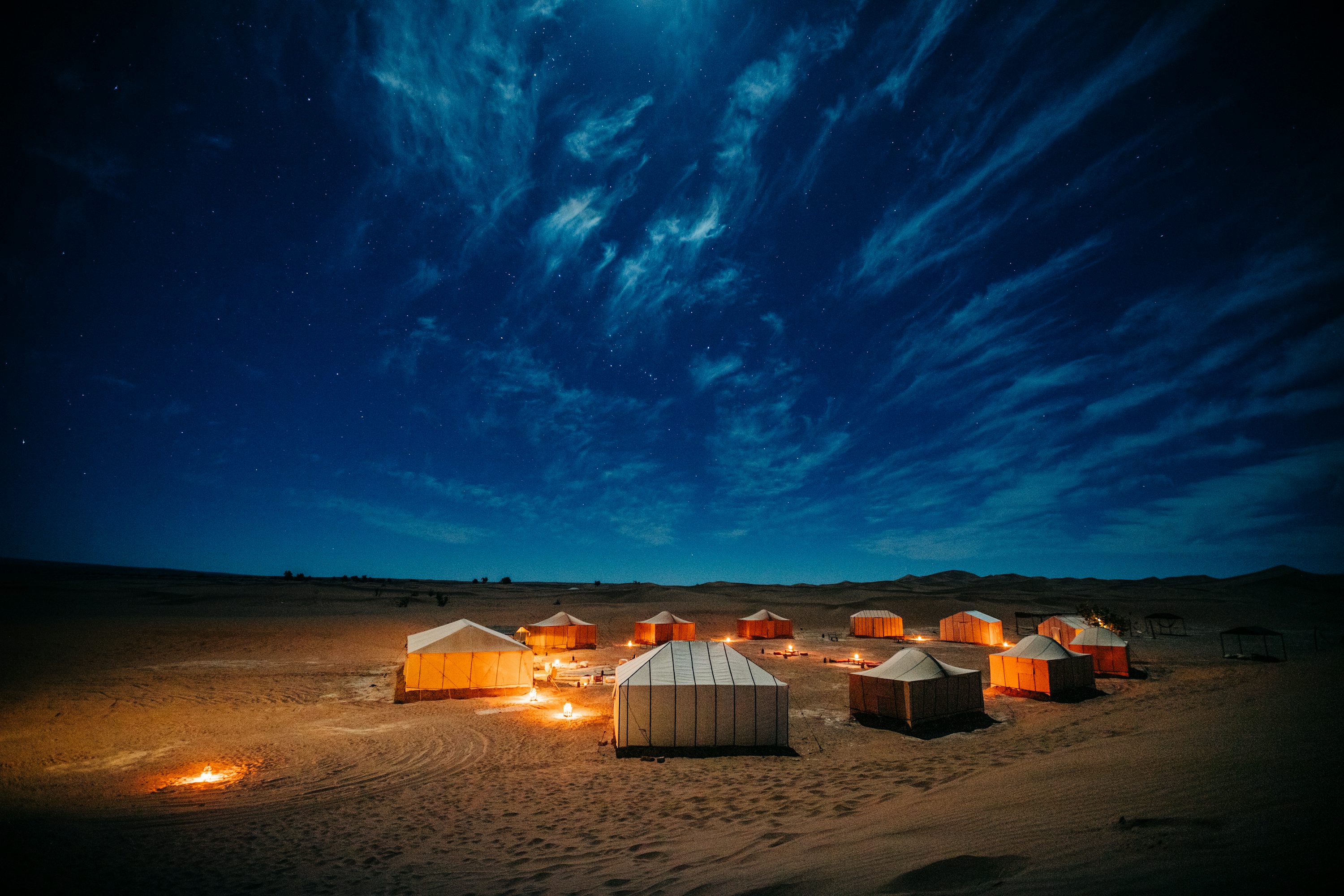 {"en":"the night in a desert camp"}