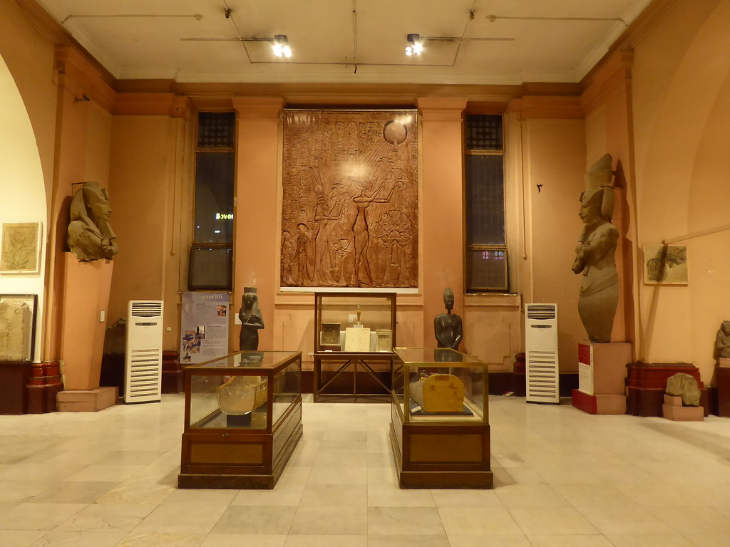 {"en":"the Museum of Antiquities in Cairo"}