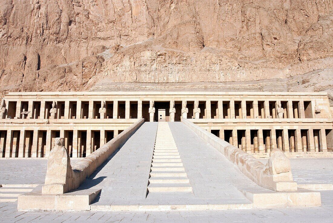 {"en":"The temple of Queen Hatshepsut"}