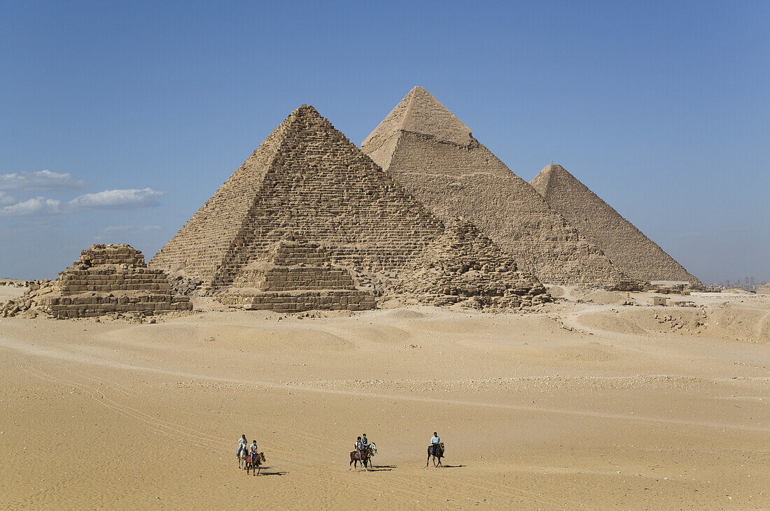 {"en":"Great Pyramids Giza"}