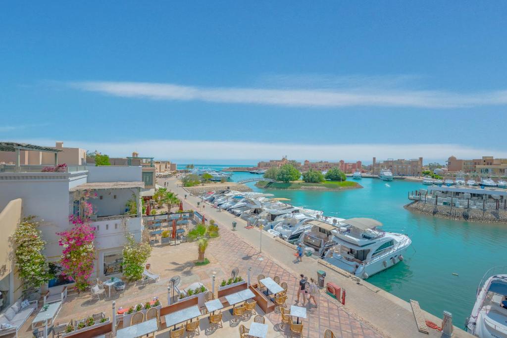 {"en":"Benthouse with roof in marina el gouna"}