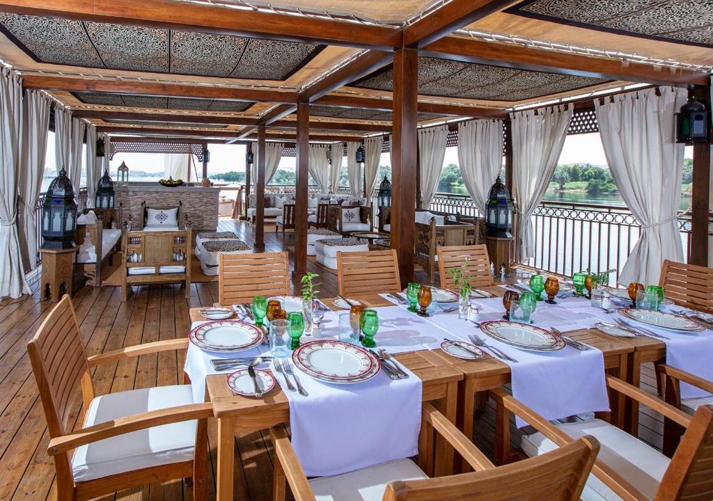 {"en":"Dahabiya Nile Cruise"}