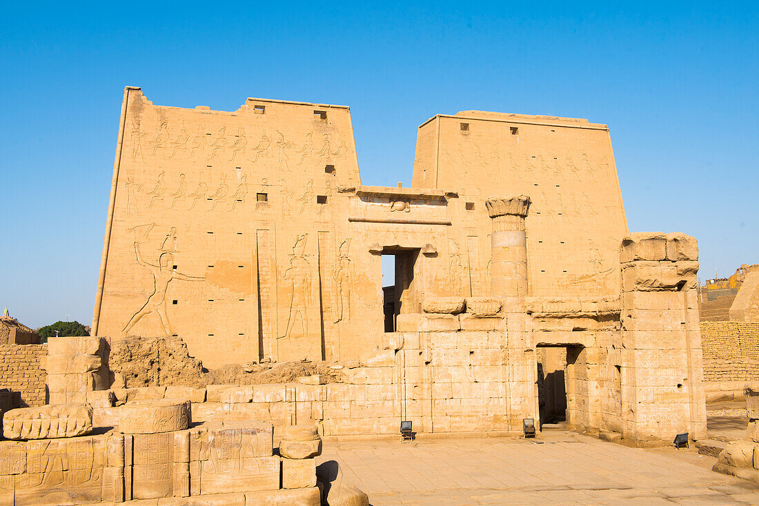 {"en":"Edfu Temple of Horus"}